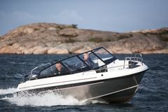 The more than 6-metre-long Yamarin Cross 62 Bow Rider combines an aluminium hull with a GRP deck. It offers good space for seven
persons and is equally at home in day cruising, water sports, coastal connections and commuting.