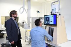 Yliopistotutkija Timo Liimatainen (vas.) ja tohtoritutkija Matti Hanni ovat kehittäneet pienikokoisen ja automatisoidun röntgenlaitteen prototyypin. Laite on pian valmis potilastesteihin (kuva: Juha Sarkkinen).