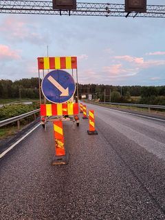 Vuosaaren satamatiellä (tie 103) Helsingissä poikkeavia liikennejärjestelyitä.