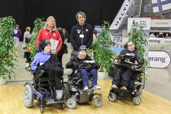 TPV Powerchairin Yhdenvertaisuus-tunnustusta olivat noutamassa joukkueenjohtaja Mika Nousianen (takana vas.), valmentaja Jaska-Matti Näykki, Veikko Nousiainen (edessä vas.), Sanni-Kaisa Harinen ja Katariina Talli.