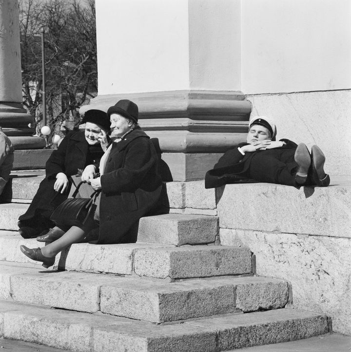 Sukupolvet kohtaavat Tuomiokirkon portailla vappuna 1966. Kuva: Helsingin kaupunginmuseo / Volker von Bonin