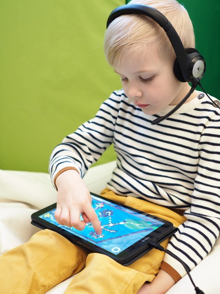 Henrik Smolander pelaa kielenoppimispeliä. 
Kuvaaja Anna-Riikka Smolander.