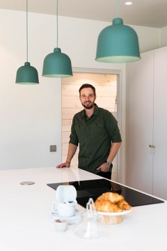 Schneider Electricin älykäs kotiautomaatio mahdollistaa omien valaistustilojen suunnittelun. Juuso Mäkilähteen kodissa esimerkiksi kokkausvalaistuksen ohjelmointi laittaa keittiössä päälle tietyt valot tietyillä kirkkauksilla.