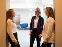 Puolet Academyn aloittaneista konsulteista on naisia.  Hennileena Calonius (vas.), Josefin Reuter ja Pia Paulamäki ovat nauttineet kiihdytetystä oppimisesta.