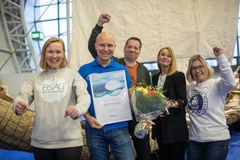 Watec Consulting, toimitusjohtaja Juha Saarelainen raadin kanssa. Kuva: Pekka Hannila