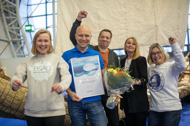 Watec Consulting, toimitusjohtaja Juha Saarelainen raadin kanssa. Kuva: Pekka Hannila