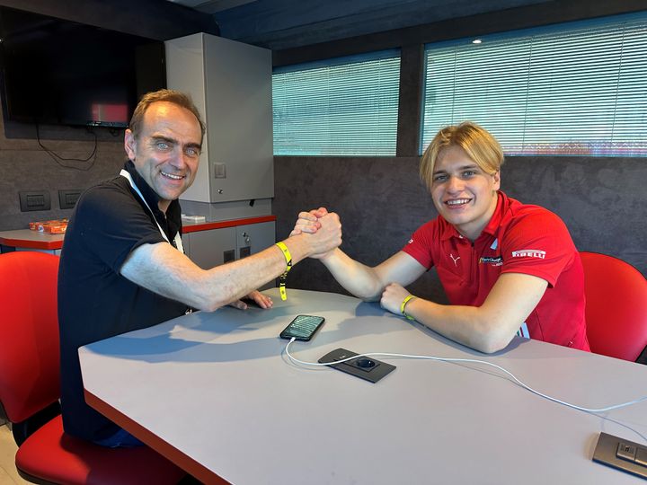 19-vuotias Luka Nurmi ajaa viikonloppuna Misanosta alkavan Italian GT3 Championship -sarjan sprinttikisat AF Corse -tallin Ferrari 488 GT3:llä. Tallin perustaja Amato Ferrari (vas.) ja Luka Nurmi varikolla. Kuva: Tino Nurmi.