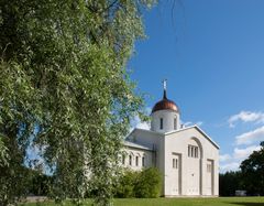 Valamon luostarin tunnelmallinen pääkirkko vihittiin käyttöön kesäkuussa 1977. Yksikupolinen kivikirkko on pyhitetty Kristuksen kirkastumisen muistolle. Sen temppelijuhlaa eli praasniekkaa vietetään vuosittain elokuun kuudentena päivänä. Kuva: Pentti Potkonen