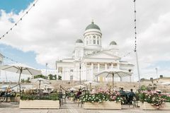 Kuva kesäisestä Senaatintorilla sijaitsevasta jättiterassista. Kuva: Camilla Bloom.