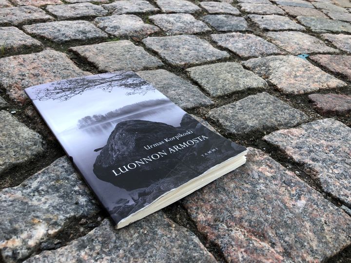 Luonnon armosta on voittanut yhteiskunnallisen runouden Painava Pilkku -palkinnon.