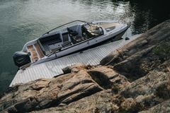 Den nesten ni meter lange Yamarin 88 Day Cruiser tilbyr 12 personer fine forhold for båtutflukter og i de to kahyttene er det plass til opptil fem personer å overnatte.