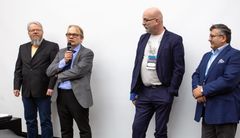 Lehtori Juha Hantula (vas.), R&D Manager Esko Petäjä, rehtori Tauno Kekäle ja johtaja Jorma Tuominen