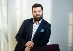 ”Asuntomarkkinoiden toiminta on sekä yhteiskunnallisesti että yksilön kannalta erittäin tärkeää”, korostaa Kiinteistönvälitysalan Keskusliiton uusi toimitusjohtaja Tuomas Viljamaa.
Kuva: Isännöintiliitto (Kuvaaja Sampo Korhonen)