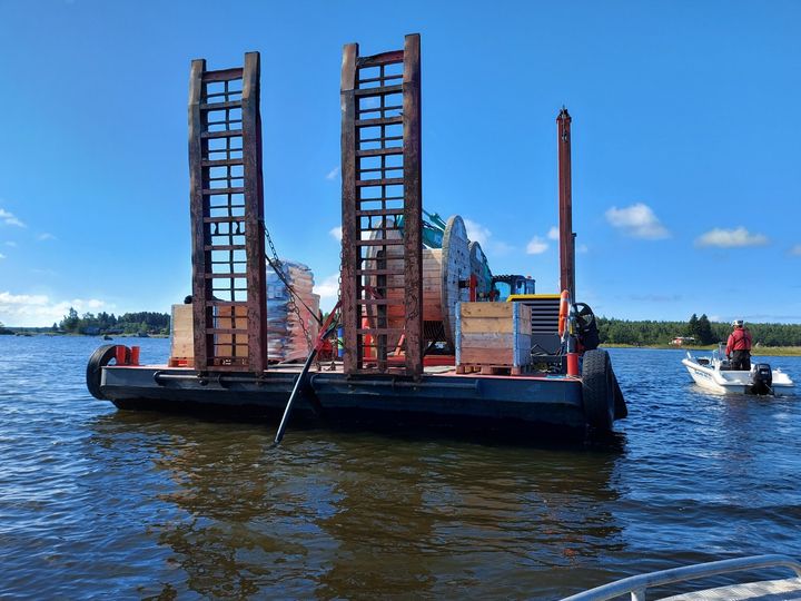 Kabelläggning från flotte i Sundom, Vasa. Foto: Vasa Elnät