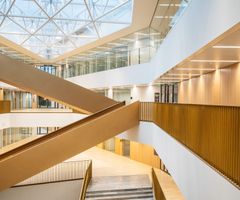 Rakennus muodostuu vuorottelevista lasi- ja tiilimoduuleista, jotka muodostavat salmiakkimaisen klusteriaulan keskelle rakennusta. Kuva: Mika Huisman / Aalto-yliopisto