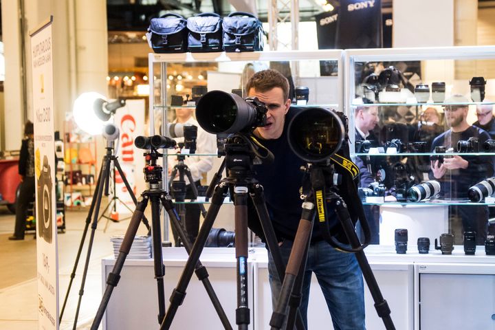Kuva & Kamera -messuilla tutustutaan uuteen kalustoon ja tehdään löytöjä vanhojen kameroiden myyntiosastolta. Kuva: Messukeskus