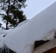 Lumikuorma katolla aiheuttaa vaaran erityisesti kun lumiesteet ovat jääneet asentamatta.