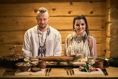 Kalevala-häiden juhlatarjoilut valmistetaan paikallisista raaka-aineista perinteitä kunnioittaen. Kuva: Essi Lehtimäki Photography