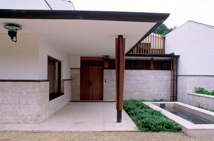 Maison Louis Carrén (1956-59, 1961-63), sisäänkäynti. Bazoches-sur-Guyonne, Ranska. Valokuva Martti Kapanen © Alvar Aalto -säätiö.