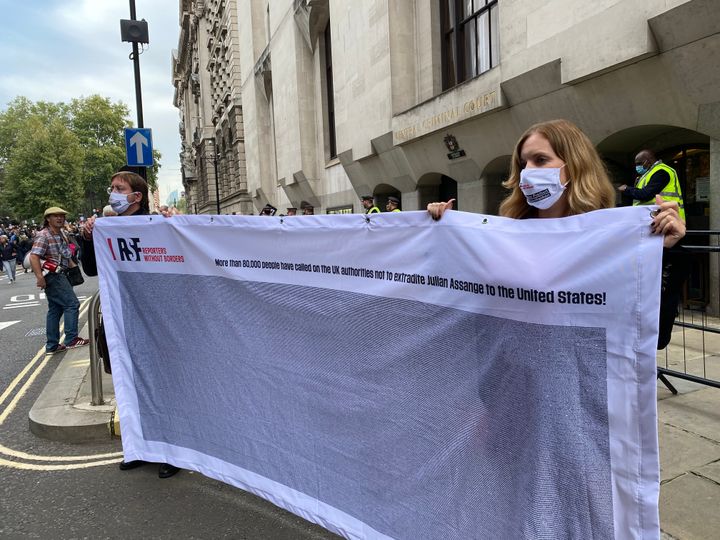 Toimittajat ilman rajoja -järjestö on kerännyt jo yli 80 000 allekirjoittajaa vastustamaan Julian Assangen luovuttamista, tuenosoitus Assangelle meneillään lontoolaisen oikeusistuimen edessä. Kuva: RSF
