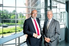 Evald ja Hilda Nissin säätiön 100 000 euron lahjoituksen luovutti hallituksen puheenjohtaja Juhani Lassila (oik.) VAMKin rehtori Tauno Kekäleelle. Kuva: Mikko Käkelä