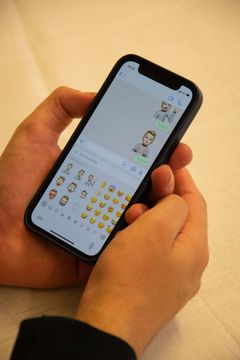 WhatsApp-sovelluksen avulla yhteyttä voi pitää myös pelkillä kuvilla tai emojeilla.