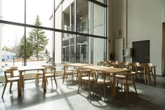 Harjulan kampuksen aula toimii ruokalana, joka yhdistyy liikuntasaliin, näyttämöön ja musiikkitiloihin. Kuva: Tapio Antere