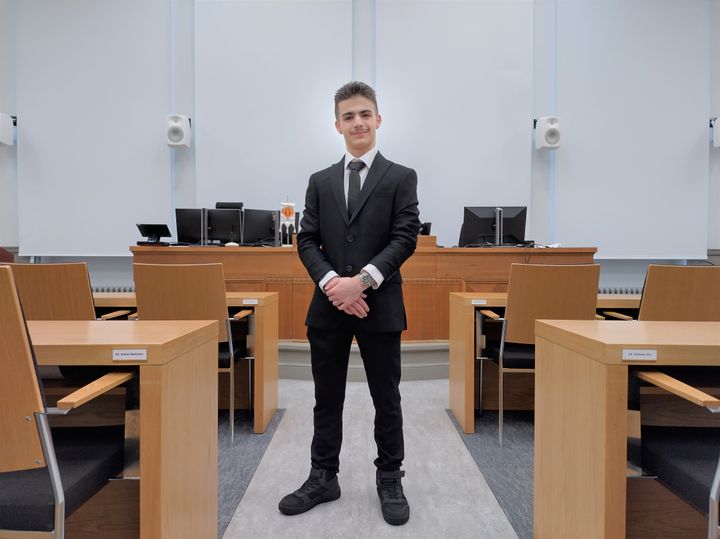 Mustafa Salih, 16, on Vaasan nuorisovaltuuston edustaja kaupunginvaltuustossa. Kuva: Vaasan kaupunki / Susanna Saari
