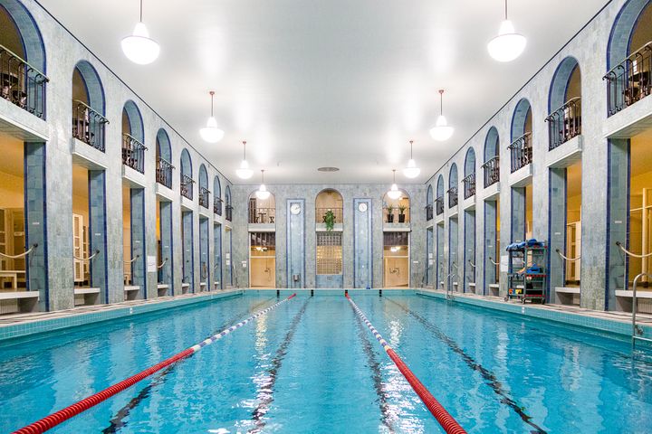 Yrjönkadun uimahalli henkii 1920-luvun kylpylätunnelmaa.