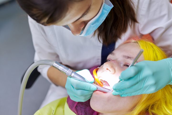 Tutkimusten valossa suomalaisilla on muihin länsieurooppalaisiin verrattuna paljon sekä kariesta että hammaspaikkoja. Merkittävä osa hammaslääkärin työajasta kuluu aiemmin tehtyjen paikkojen korjaamiseen ja uusimiseen eri syistä.