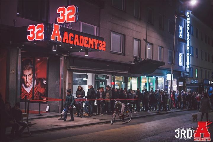Academy 32 keräsi eteensä näyttävän jonon avajaisiltanaan perjantaina 13.11. Kuva: Ilmari Heinäjärvi / Third Point Photography