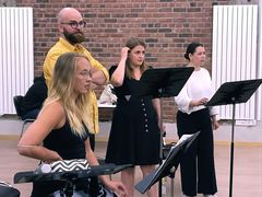 Hävinnyt-oopperan harjoituksissa vasemmalta Anette Raukola (Saaga), Wille Enckell (Miso), Sanna Korpi (Kamilla) ja Fanni Palmanto (Alli).