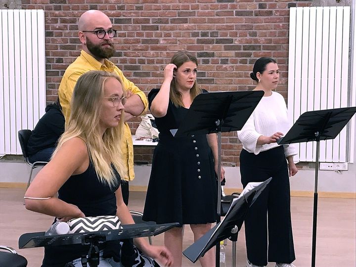 Hävinnyt-oopperan harjoituksissa vasemmalta Anette Raukola (Saaga), Wille Enckell (Miso), Sanna Korpi (Kamilla) ja Fanni Palmanto (Alli).