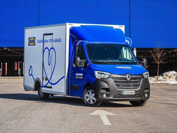Espoon IKEA-tavaratalon päästöttömiä kotiintoimituksia tehdään jatkossa Hakosen Renault Trucks Master S.E. jakeluautolla hiljaisesti, uusiutuvaa sähköä käyttämällä.