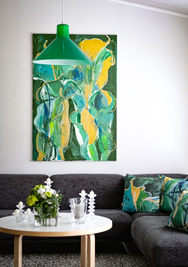 Koti on täynnä taidetta, Johanna Oraksen upeat taidetyynyt täydentävät olohuoneen