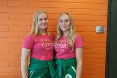 Liiketalouden tutorit Katja ja Riina odottavat innolla syksyn opiskelijatapahtumia.