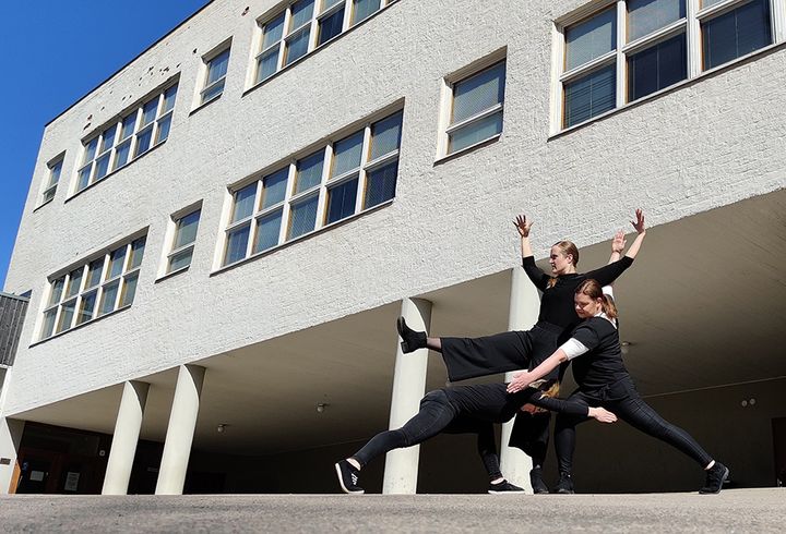 Tanssia Aallon jäljillä -esityksessä yhdistyvät kuvattu videomateriaali sekä tanssi, joka tulkitsee Aallon arkkitehtuuria. Kuva © Kouvolan kaupunki.