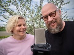 Kirjailijat Paula Noronen ja Juha Vuorinen äänittämässä podcastia