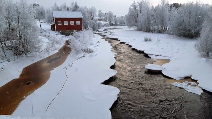 Kireiden pakkasten johdosta syntyi hyydettä esimerkiksi Perhonjoella.