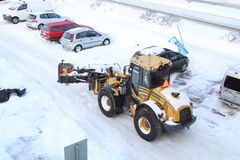 Katujen putsaaminen on sitä nopeampaa, mitä vähemmän niiden varsille on pysäköity autoja. Kuva: Helsingin kaupungin aineistopankki / Seppo Laakso.