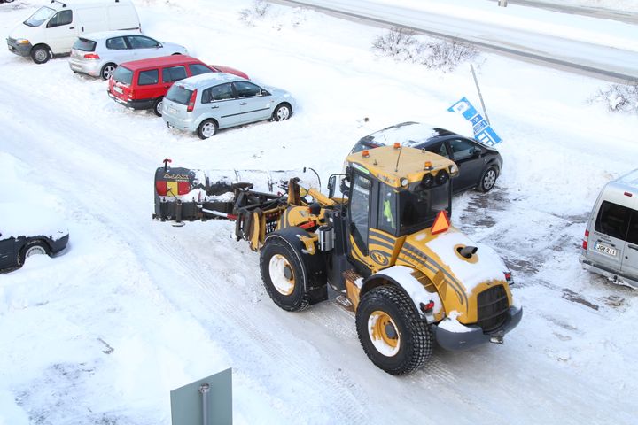 Katujen putsaaminen on sitä nopeampaa, mitä vähemmän niiden varsille on pysäköity autoja. Kuva: Helsingin kaupungin aineistopankki / Seppo Laakso.