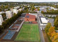 Hämeenlinnan kaupunki / Miika Kangasniemi. Kaurialan koulun piha-alue syyskuussa 2022