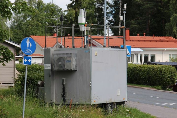 HSY:n ilmanlaadun mittausasema pientaloalueella Itä-Hakkilassa, jossa mitattiin ilmanlaatua vuonna 2018.