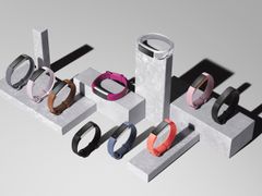 Fitbit Alta HR:n ympärivuorokautinen sykeseuranta yhdistettynä automaattiseen harjoitusten tunnistukseen, unen seurantaan, älypuhelimen ilmoituksiin ja yksilöllisesti muokattavissa olevaan muotoiluun tarjoavat käyttäjälle tietoa terveyttä edistävän päätöksenteon pohjaksi.