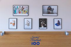Suomen Viron-instituutin järjestämä 100 esinettä Suomesta -näyttely kertoo Suomen tarinan esittelemällä yhden esineen kultakin itsenäisyyden vuodelta. Juhlanäyttelyn nimikkohuone esittelee hienon näyttelyn pienoiskoossa kuvin, esinein ja kirjoin.