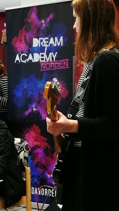 Dream Academy Norden ger elever från skolor i olika delar av Norden en möjlighet att skapa och arbeta med egna poplåtar i samarbete med musikproffs.