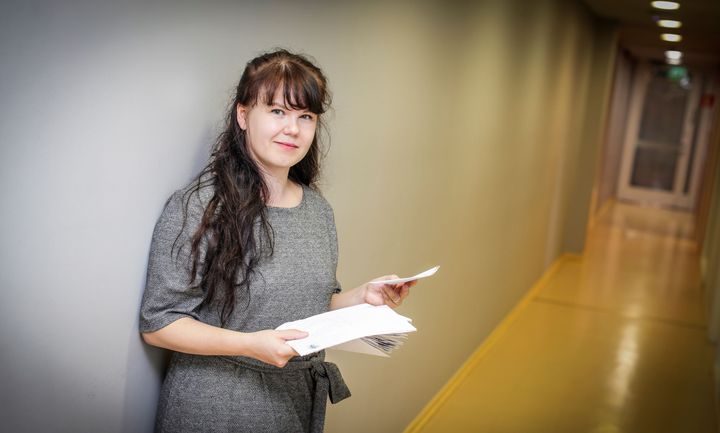 Emilia Leinosen mukaan ikääntyneiltä saamistaan kirjeistä voi päätellä, että pelkästään ikään perustuvat koronarajoitukset menivät pieleen. Kuva: Jyväskylän yliopisto/Petteri Kivimäki