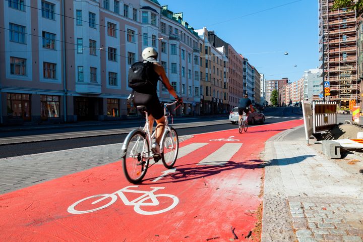 Pyöräväylät päällystetään punaisella asfaltilla ja pinnoitteella. Kuvassa Hämeentien pyöräkaista. Kuva: Raine Huvila