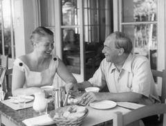 Elissa ja Alvar Aalto aamiaisella 1960-luvulla. Valokuva Alvar Aalto -säätiö.