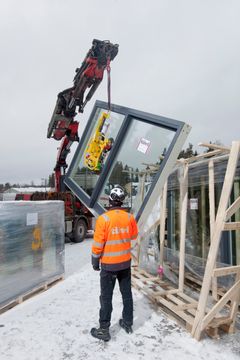 Raskaatkin tuotteet, kuten liukuovet tai maisemaikkunat, saadaan nostettua tehokkaasti ja turvallisesti paikoilleen.